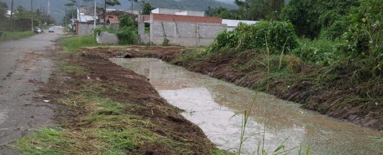 Serviços de limpeza em valas de drenagem se estendem em toda a cidade para evitar alagamentos