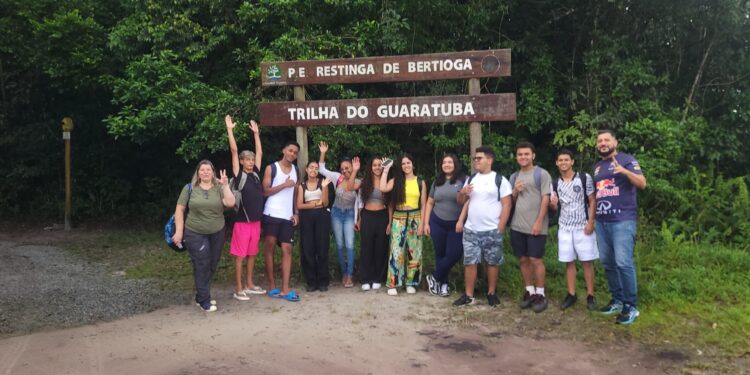Alunos da rede pública de Bertioga realizam visita técnica em trilha ecológica