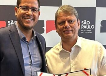 Prefeito de Caraguatatuba assina convênio com Estado para pavimentação de via no Golfinhos