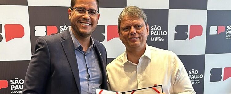 Prefeito de Caraguatatuba assina convênio com Estado para pavimentação de via no Golfinhos