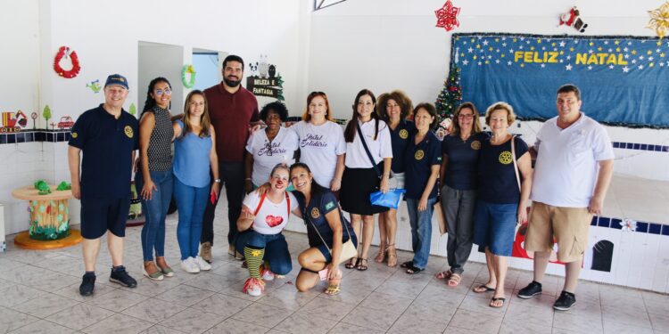 Serramar Shopping e Rotary Club de Caraguatatuba Poiares proporcionam Natal inesquecível para 300 crianças da cidade
