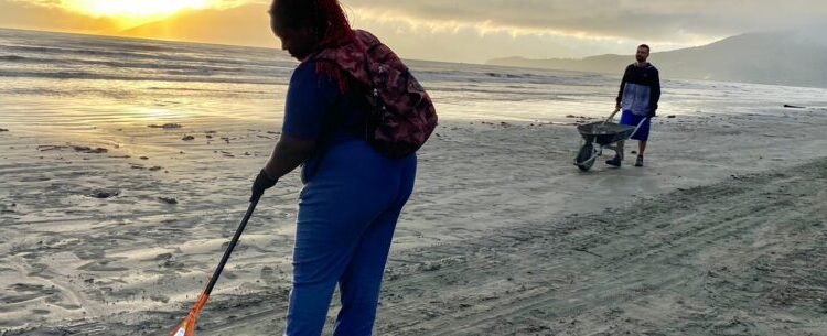 Equipes da Prefeitura reforçam limpeza de praias e trabalhos são iniciados às 5h