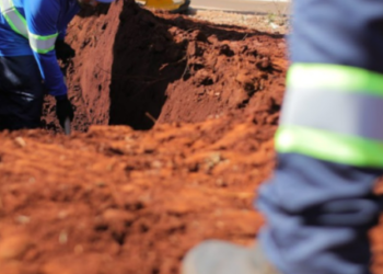 Obras de instalação de redes coletoras de esgoto são executadas em cinco bairros de Caraguatatuba