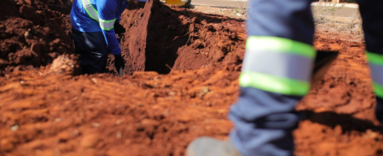 Obras de instalação de redes coletoras de esgoto são executadas em cinco bairros de Caraguatatuba