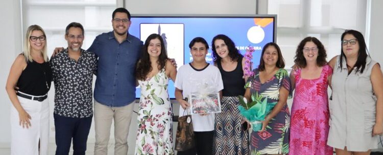 Prefeitura premia vencedores de concurso que escolheu logomarca da alimentação escolar