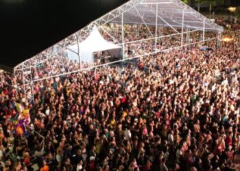Alexandre Pires faz show de 3 horas e leva 30 mil pessoas à Praça da Cultura