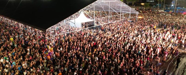 Alexandre Pires faz show de 3 horas e leva 30 mil pessoas à Praça da Cultura