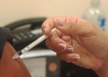 Caraguatatuba aplica 2ª dose da vacina bivalente contra a Covid-19 a partir desta segunda-feira