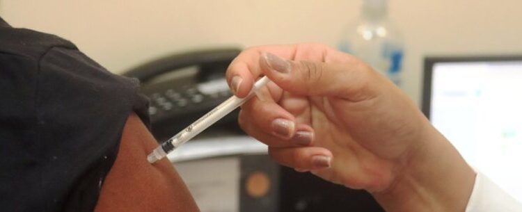 Caraguatatuba aplica 2ª dose da vacina bivalente contra a Covid-19 a partir desta segunda-feira