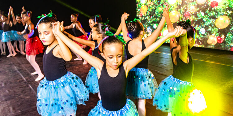 Cerca de 900 artistas sobem ao palco durante as apresentações de Natal em Bertioga