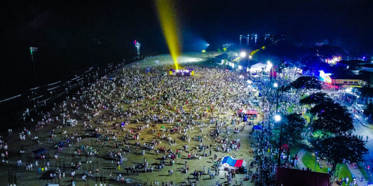 Bertioga recebe 2024 com show na Praia da Enseada