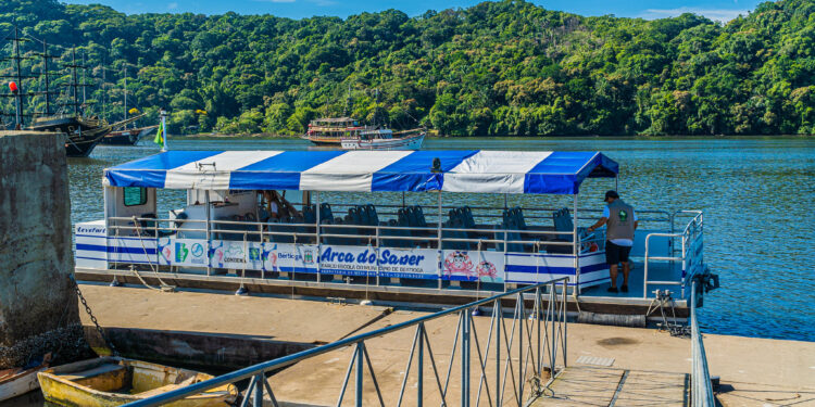Barco Escola ‘Arca do Saber’ promove saída gratuita segunda-feira (18)