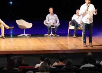 Ambulantes de Caraguatatuba recebem licenças e coletes de identificação para 2024