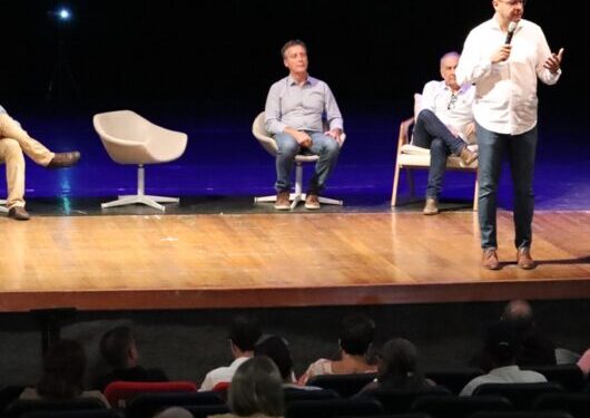 Ambulantes de Caraguatatuba recebem licenças e coletes de identificação para 2024