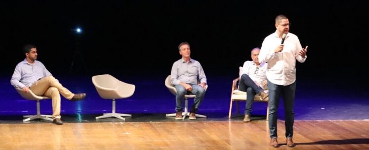 Ambulantes de Caraguatatuba recebem licenças e coletes de identificação para 2024