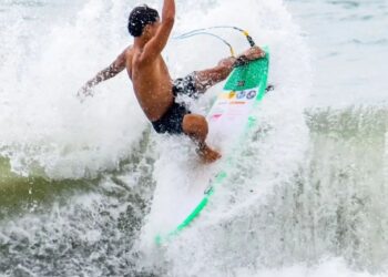 Talento do surf de Bertioga, Caio Okamoto é campeão municipal