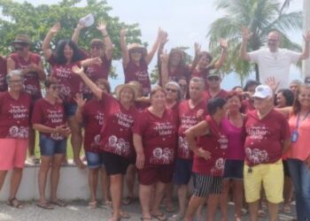 Melhor Idade da cidade de Canas visita praias e espaços públicos de Caraguatatuba