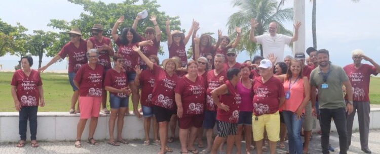 Melhor Idade da cidade de Canas visita praias e espaços públicos de Caraguatatuba