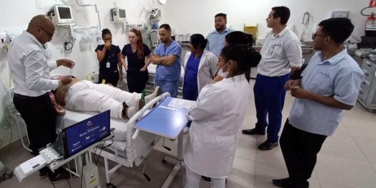 Profissionais de enfermagem das UPAs recebem treinamento para operar aparelho de eletrocardiograma disponibilizado pelo Hcor