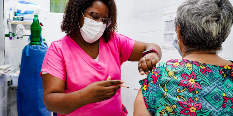 Bertioga inicia aplicação da dose de reforço da vacina bivalente contra Covid-19 em idosos e pessoas imunossuprimidas