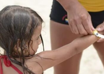 Prefeitura Caraguatatuba reforça cuidados com crianças em praias e uso de pulseiras