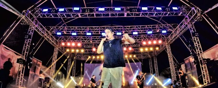 DJ Chris no Beat e Di Ferrero agitaram público no final de semana do Caraguá Tá Show