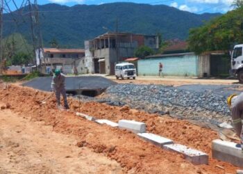 Chuvas de Cabeceira em Caraguatatuba impedem drenagem e causam alagamentos nos bairros