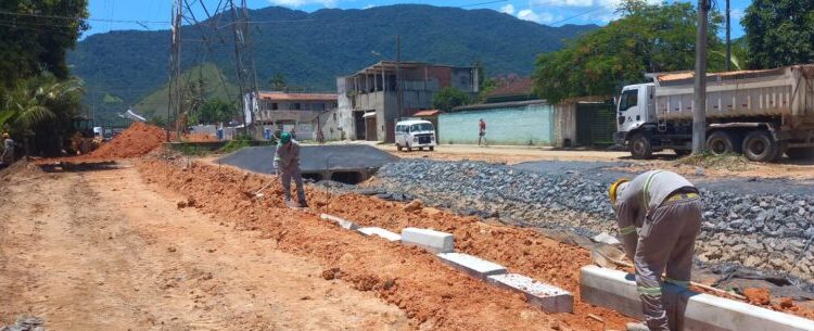 Chuvas de Cabeceira em Caraguatatuba impedem drenagem e causam alagamentos nos bairros