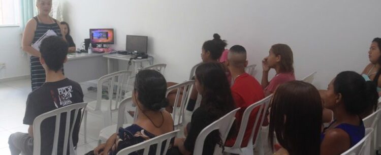 CAPS-AD aborda sobre prevenção de álcool e drogas na adolescência para jovens do Cras Sul