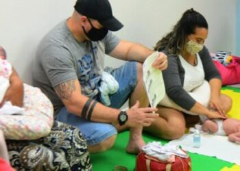 Centro de Atendimento Materno Infantil de Caraguatatuba abre agenda para curso de pais sobre primeiros cuidados com bebê