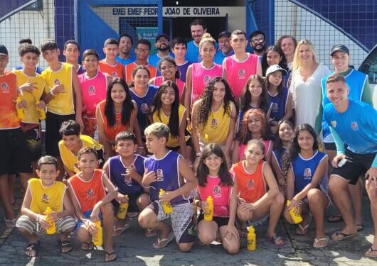 Prefeitura de Caraguatatuba recebe crianças de projeto social de Jacareí para vivência na praia