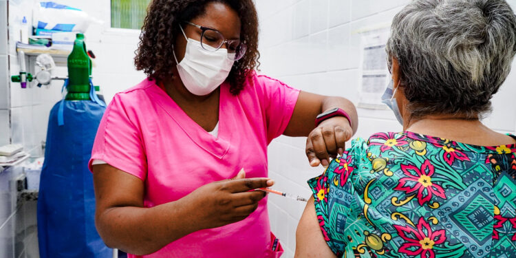 Veja onde se vacinar com a dose de reforço do imunizante bivalente contra Covid-19 em Bertioga