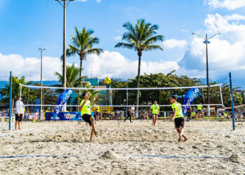 Futevôlei movimenta a Praia da Enseada neste sábado (13)