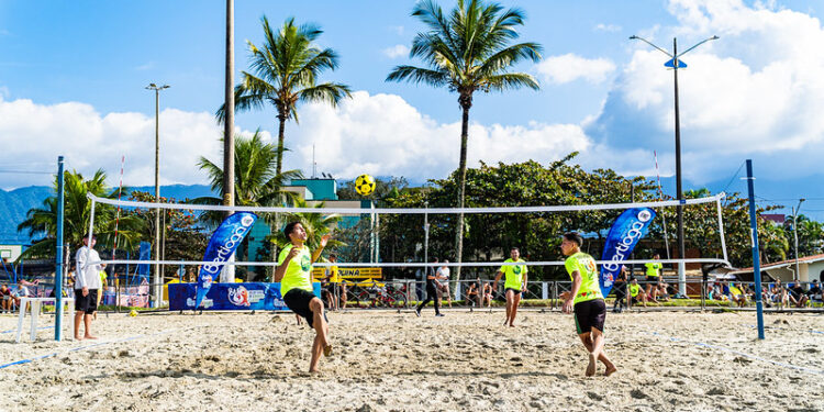 Futevôlei movimenta a Praia da Enseada neste sábado (13)