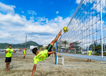 Torneio de futevôlei anima Praia da Enseada no domingo (21)