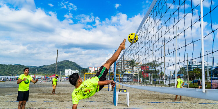 Torneio de futevôlei anima Praia da Enseada no domingo (21)
