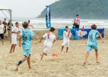 Copa Agita Bertioga de Verão segue com grandes disputas  no beach soccer