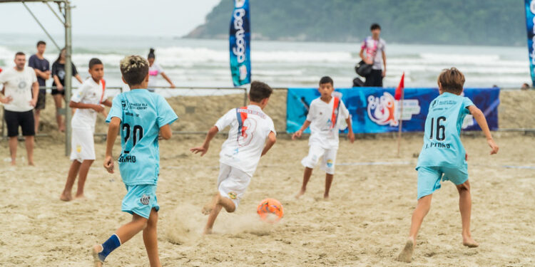 Copa Agita Bertioga de Verão segue com grandes disputas  no beach soccer