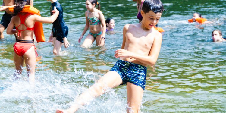 Primeira semana do curso de férias promove uma jornada educativa às margens do Rio Jaguareguava