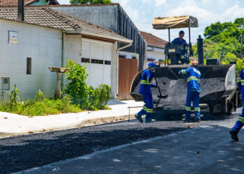 Prefeitura de Bertioga avança com pavimentação em mais três ruas do Vista Linda. Confira as próximas!