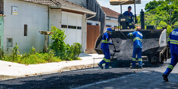 Prefeitura de Bertioga avança com pavimentação em mais três ruas do Vista Linda. Confira as próximas!