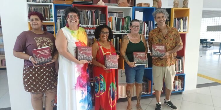   Atores e grupos de Caraguatatuba integram livro sobre produção teatral paulista   