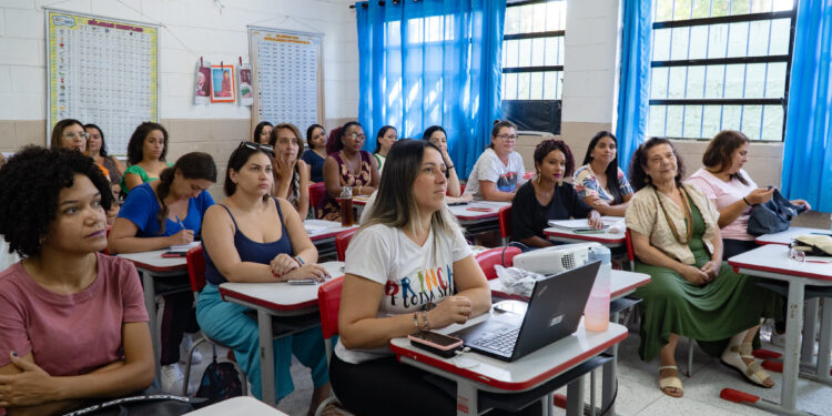 Professores da rede municipal de Bertioga passam por formação para a volta às aulas