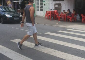 Caraguatatuba é referência por respeitar pedestres que atravessam faixas em vias públicas