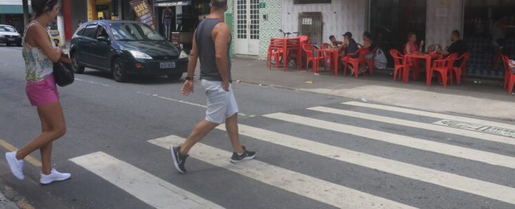 Caraguatatuba é referência por respeitar pedestres que atravessam faixas em vias públicas