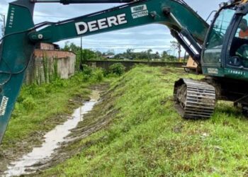 Para melhorar drenagem após chuvas, Prefeitura prossegue com limpeza de valas e córregos
