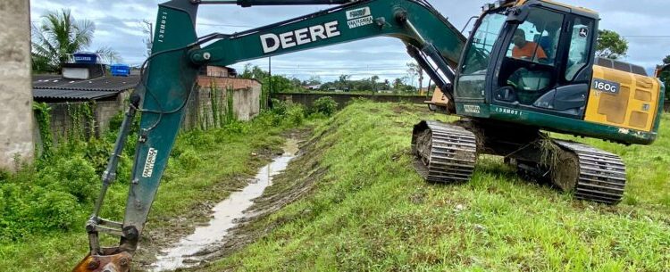 Para melhorar drenagem após chuvas, Prefeitura prossegue com limpeza de valas e córregos