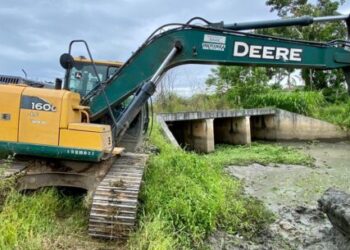 Prefeitura de Caraguatatuba concentra serviços de limpeza em valas de drenagem do Pegorelli