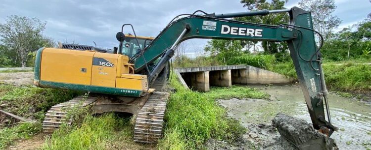 Prefeitura de Caraguatatuba concentra serviços de limpeza em valas de drenagem do Pegorelli