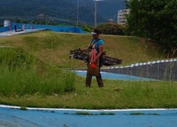Equipes de limpeza da Prefeitura de Caraguatatuba atuam em ruas da região central